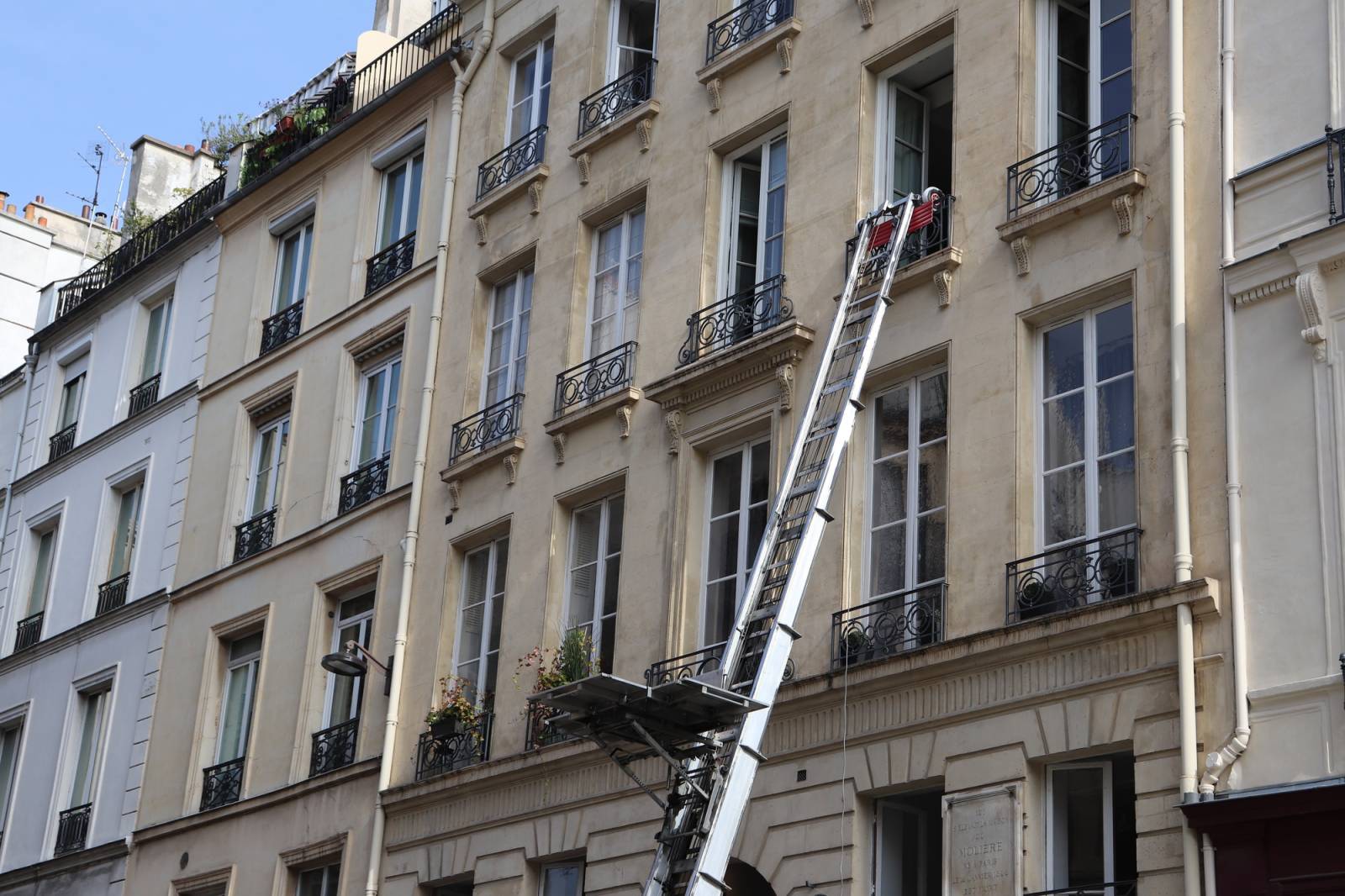 Louez un monte-meuble avec technicien pour vos déménagements ou travaux difficiles à Toulon et dans le Var