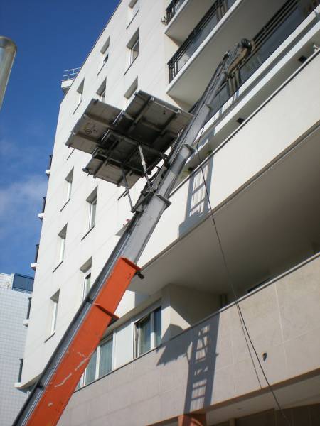 Monte-meuble pour plan de travail et mobilier volumineux avec accès par balcon à Toulon et dans le Var