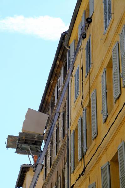 Louez un monte-meuble pour transfert de bureaux professionnels avec accès restreint à Toulon et alentours