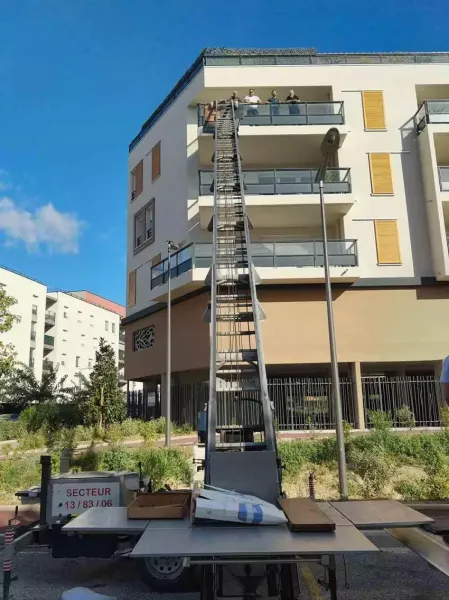 Location de monte-meuble pour déménagement d’entreprise en étage élevé à Toulon avec service administratif complet