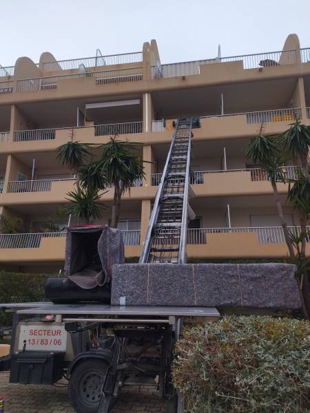 Service de levage avec monte-meuble emboîtable pour déménagement en zone difficile d'accès à Cannes et Antibes