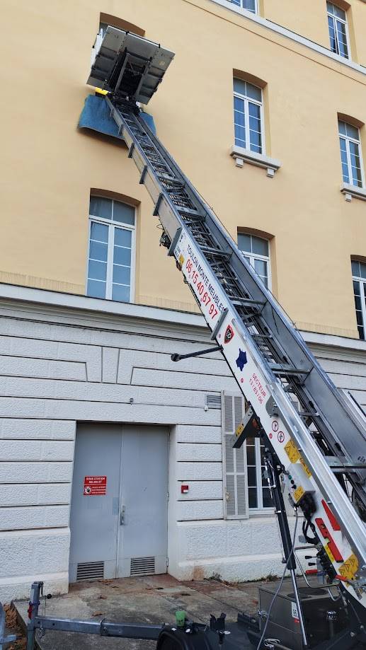 Monte-charge à Fréjus–Saint-Raphaël : acheminement de matériaux au dernier étage pour un chantier BTP bloqué en accès