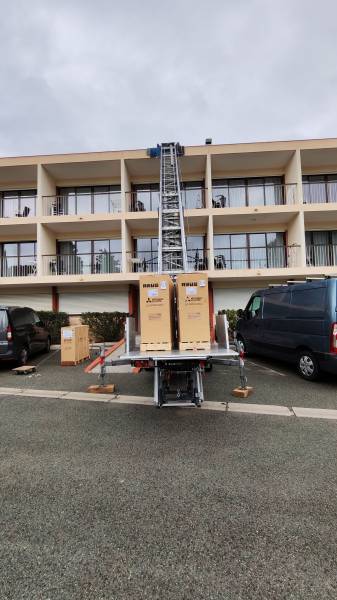 Location de monte-charge professionnel pour dépose d’unités extérieures de climatisation en toiture à Toulon 